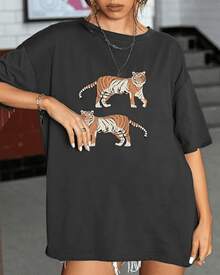 Two Majestic Tigers Symbolizing Inner Strength And Wild Freedom Represent Feminine Power With Natural Elegance. This Modern And Comfortable Casual Women's T-Shirt Is Perfect For Everyday Wear. - 黑色 - 查看 1