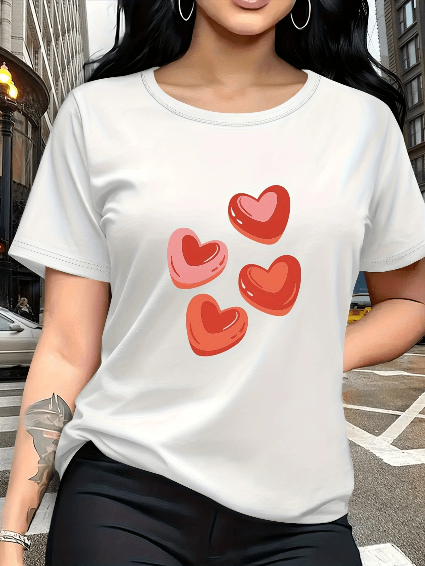 Four Red Hearts Symbolize Passion, Affection, And Positive Energy, Forming A Cheerful Design That Conveys Tenderness And Confidence. This Women's Casual T-Shirt Is Comfortable, Modern, And Attractive, Perfect For Everyday Wear. - 白色 - 查看 1