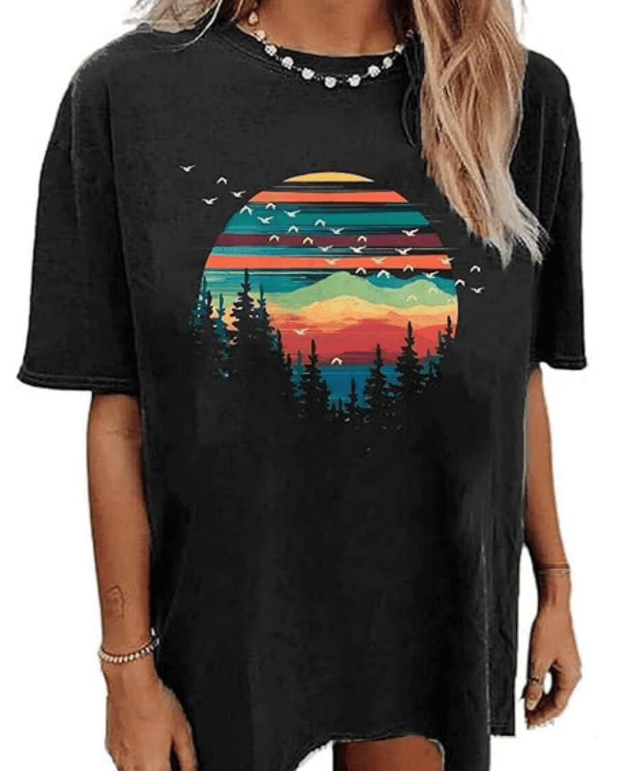 Mountain Landscape With Setting Sun Full Of Warm Colors That Symbolize Freedom And Natural Connection Between Sky And Earth. Comfortable And Modern Casual Women's T-Shirt For Everyday Wear. - 黑色 - 查看 1