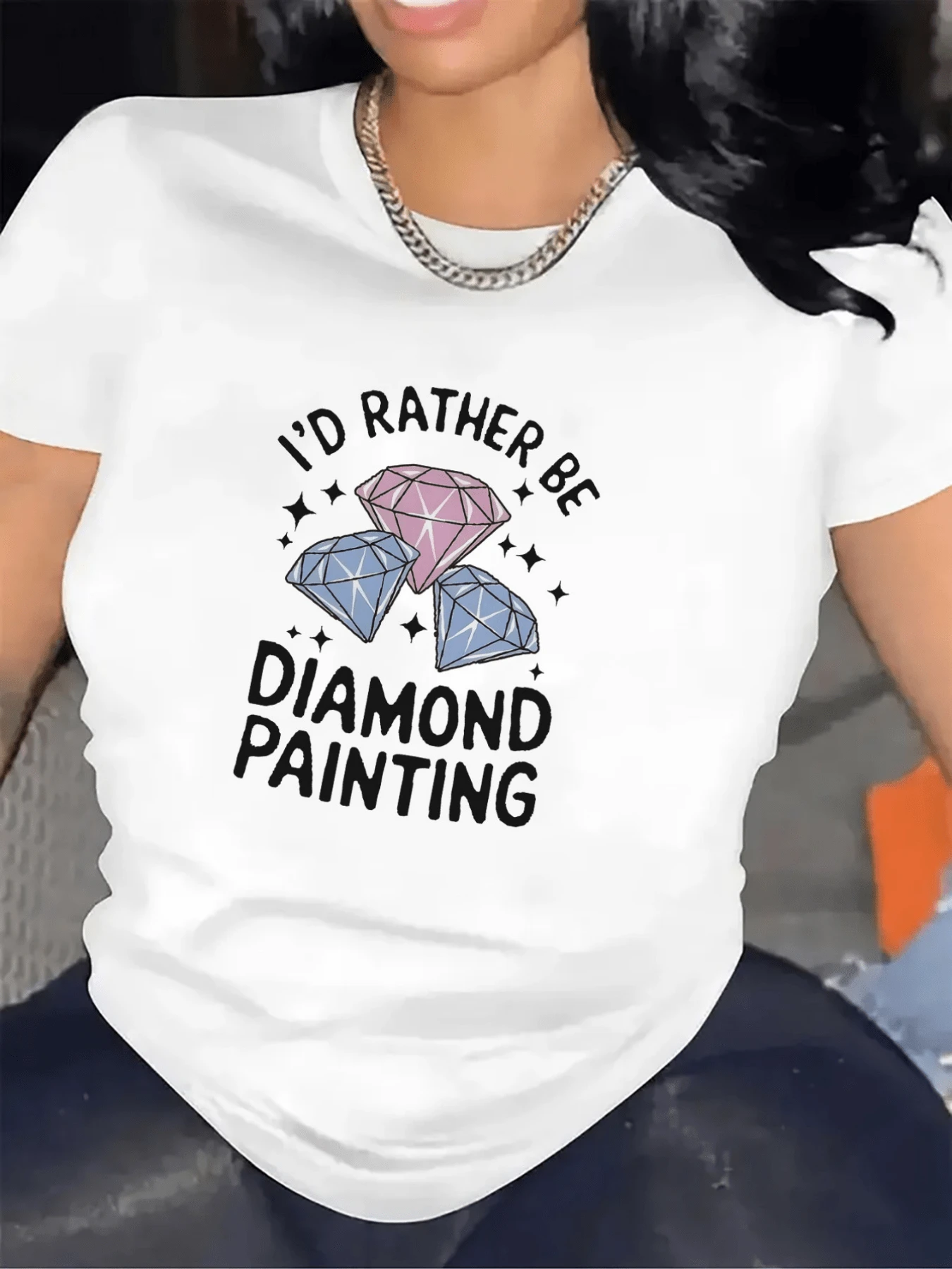 Three Sparkling Diamonds In Shades Of Pink And Blue, Surrounded By Tiny Stars, Evoke A Passion For Art And Creativity, Conveying Positive Energy And Elegance. This Comfortable, Casual Women's T-Shirt Is Perfect For Everyday Wear. - 白色 - 查看 1