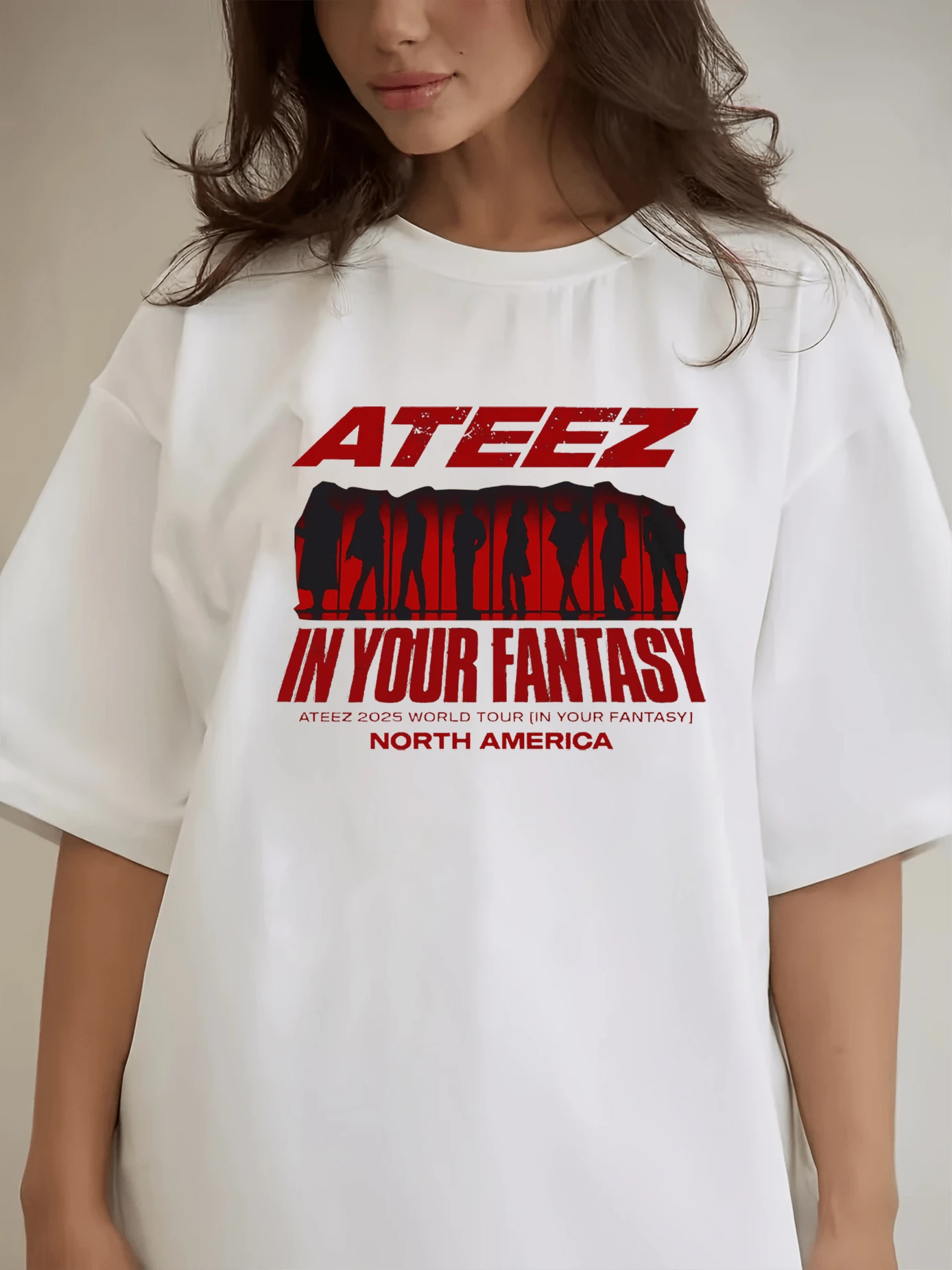 Ropa de moda para mujer de primavera-verano, con un gran estampado rojo de "" y el eslogan "IN YOUR FANTASY", con las siluetas de los miembros en el centro, y el lema "2026 WORLD TOUR IN YOUR FANTASY!". "NORTH AMERICA" tiene un estilo general simple y potente, que resalta la temática de la gira, lleno de presencia escénica y atractivo. Es un diseño oficial de merchandising para la gira norteamericana de. La camiseta es adecuada para fiestas, y la elegante camisa también es ideal para eventos sociales. - Blanco - Ver 1