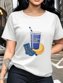 Bright Blue Glass With "Blue Moon Over Brooklyn" Text, Accompanied By Yellow Banana Socks Evoking A Fun Night Out And A Modern Sweet Taste; Comfortable Urban Casual Women's T-Shirt - 白色 - 查看 6