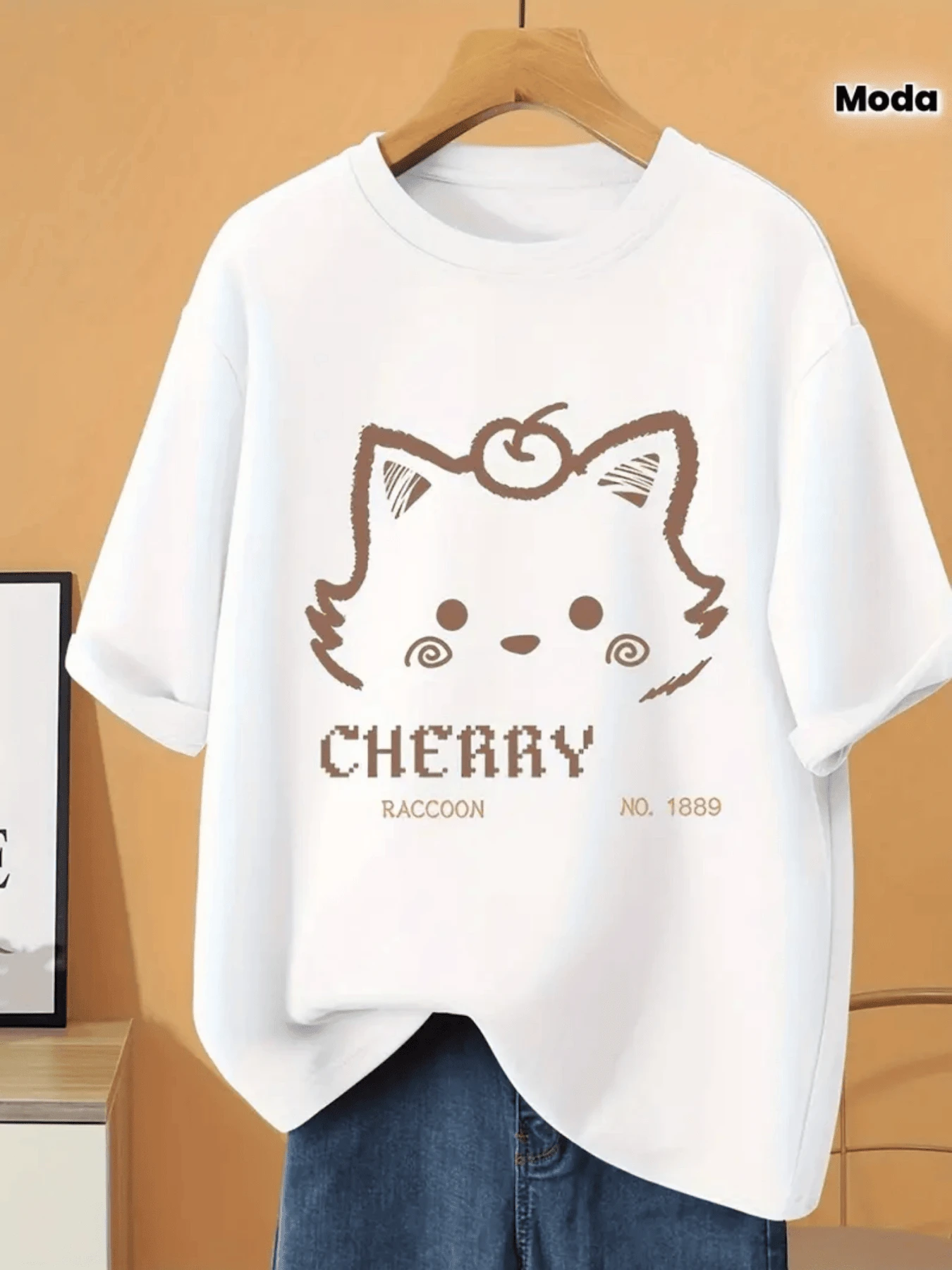 A Cute Drawing Of A Raccoon With A Cherry On Its Head Symbolizes Sweetness, Curiosity, And Positive Energy-Ideal For Conveying Joy And Charm In Every Moment. A Modern, Comfortable, Casual Women's T-Shirt For Everyday Wear. - 白色 - 查看 1