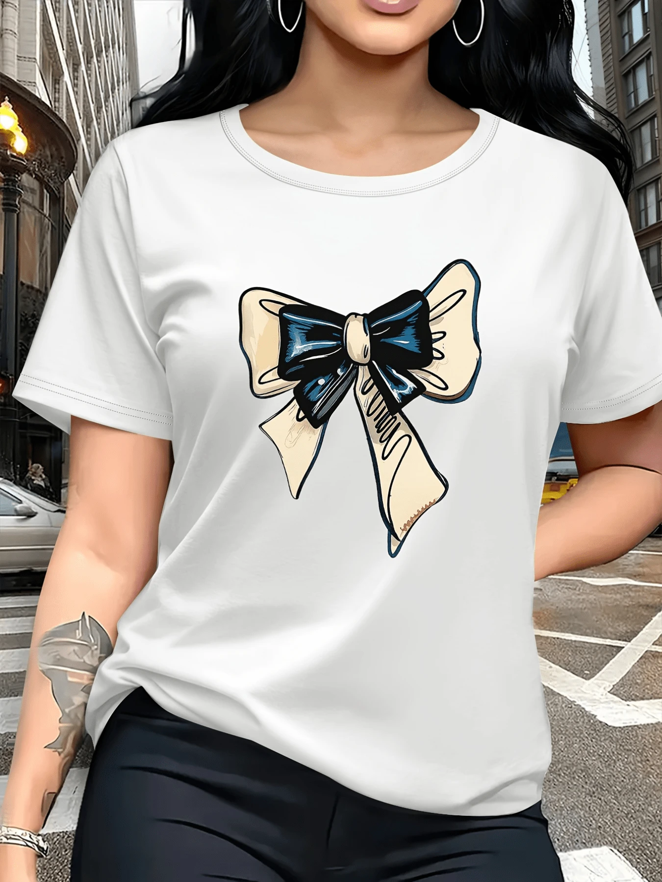 Gran lazo en tonos beige y azul que simboliza elegancia y confianza reflejando un equilibrio entre fuerza y dulzura ideal para un look moderno y femenino camiseta de mujer casual urbana cómoda - Blanco - Ver 1