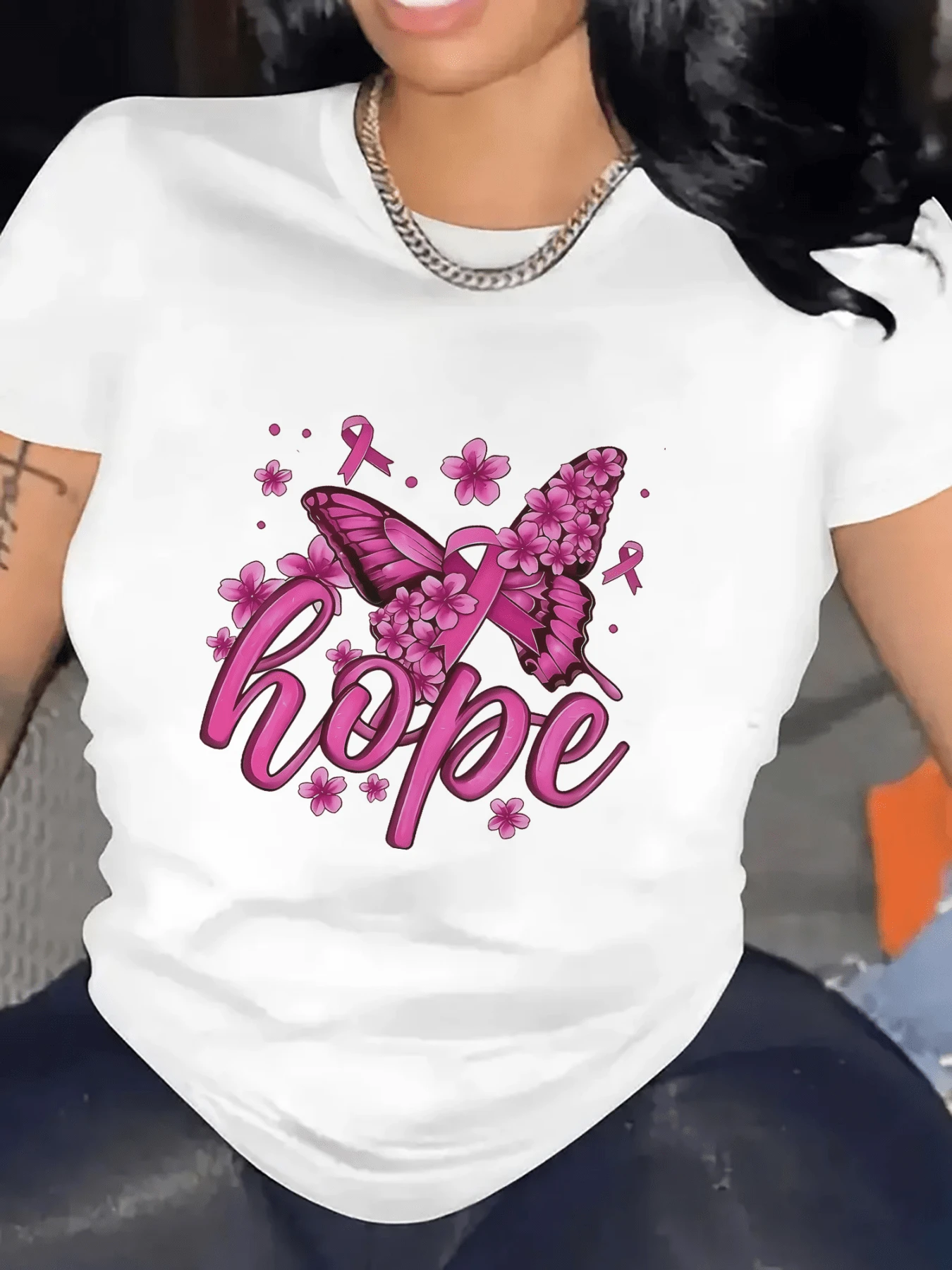 Pink Butterfly Surrounded By Flowers Symbolizing Hope And The Courageous Fight To Overcome Challenges. Comfortable Women's T-Shirt With Inspirational Print For Everyday Wear. - 白色 - 查看 1