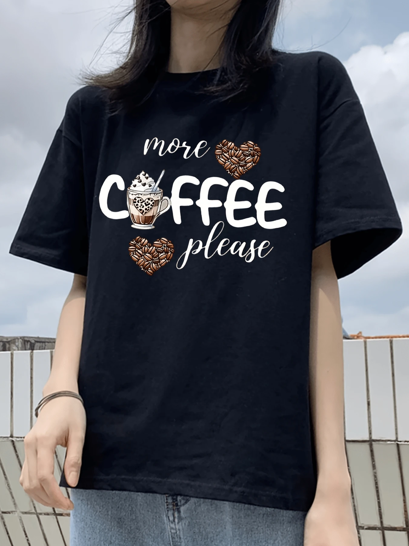 A Design That Represents The Love For Coffee, Featuring Hearts Formed By Coffee Beans And A Cup With Foam That Conveys Energy And Warmth-Ideal For People Passionate About Their Favorite Beverage. A Comfortable, Casual Women's T-Shirt For Everyday Wear. - 黑色 - 查看 1