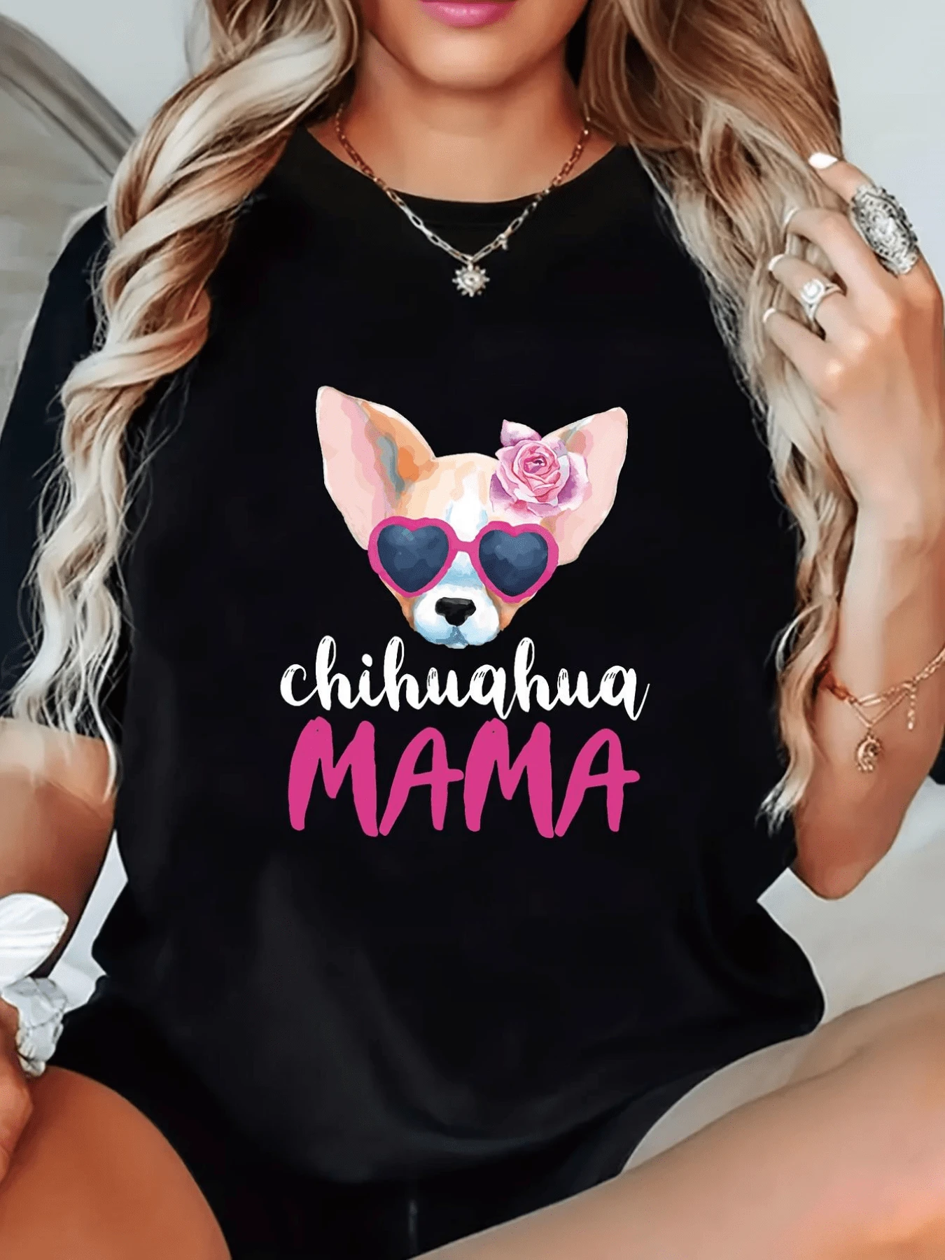 Chihuahua Dog With Heart-Shaped Glasses And A Pink Rose Symbolizing Tenderness, Love And Cheerful Style. Women's Casual Modern Comfortable T-Shirt For Everyday Wear - 黑色 - 查看 1