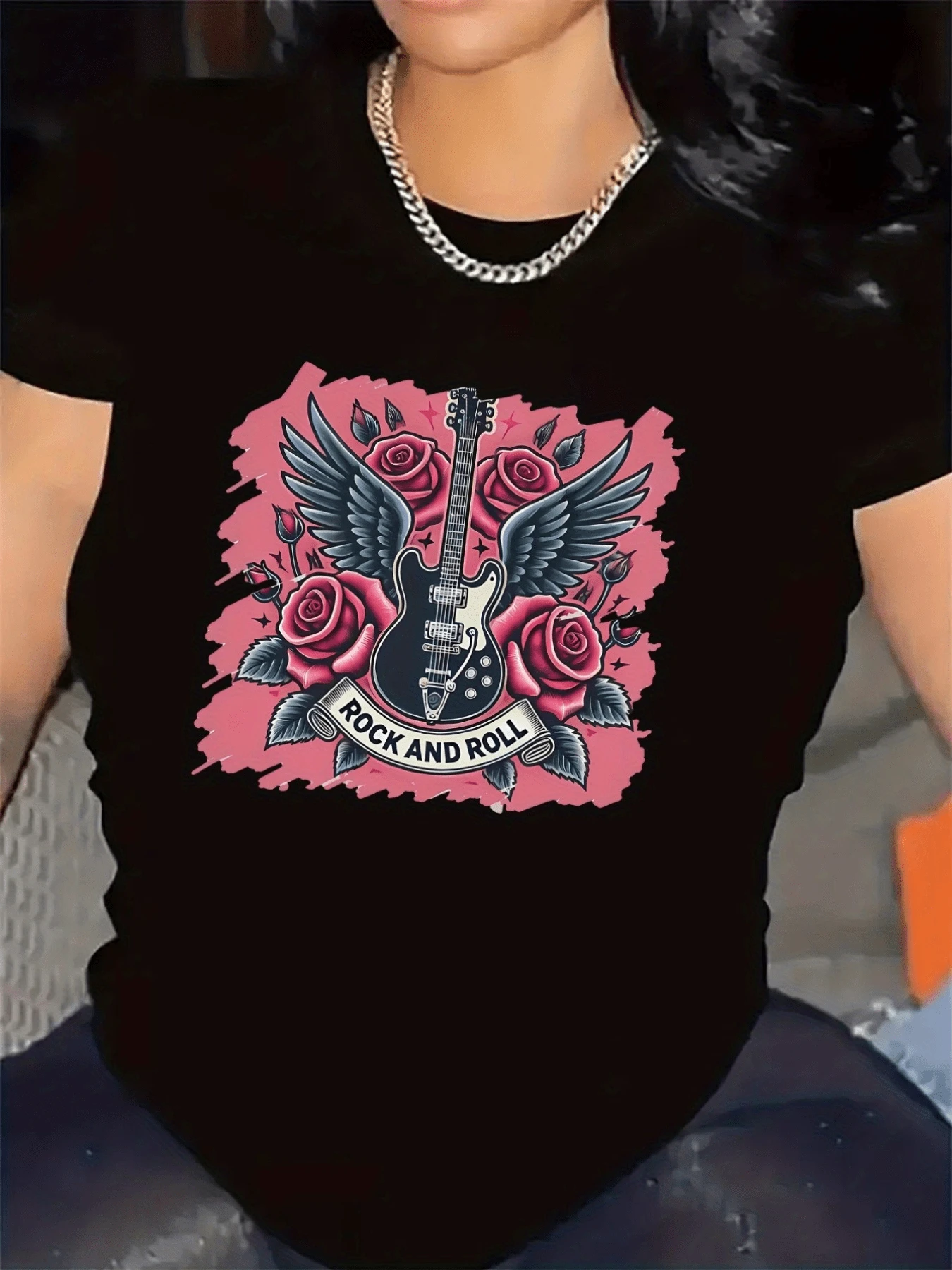 Electric Guitar With Wings Surrounded By Roses Symbolizing The Strength Of The Free Spirit And The Passion Of Rock And Roll. Modern Women's T-Shirt For Casual And Urban Wear. - 黑色 - 查看 1