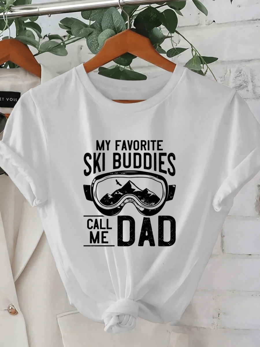 Snow-Covered Mountains Seen Through Ski Goggles Evoke Shared Adventures And Family Affection With A Fun Message For Winter Lovers. Comfortable, Modern Casual Women's T-Shirt - 白色 - 查看 1