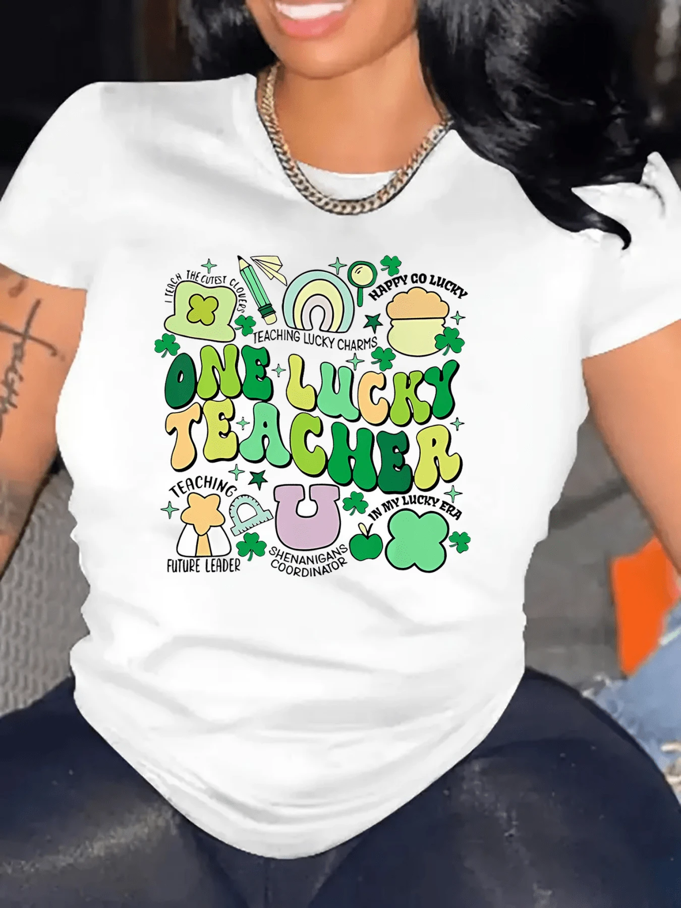 Symbols Of Good Fortune Surrounding Four-Leaf Clovers, Rainbows, And Amulets That Transmit Luck And Positive Energy-Ideal For Optimistic Teachers With A Cheerful Spirit. Modern Casual Women's T-Shirt - 白色 - 查看 1