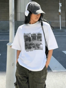Overlapping Words That Evoke Confidence, Calm, And Dreams With A City In The Background Create A Modern And Urban Feel. Comfortable Casual Women's T-Shirt For Everyday Wear - 白色 - 查看 1