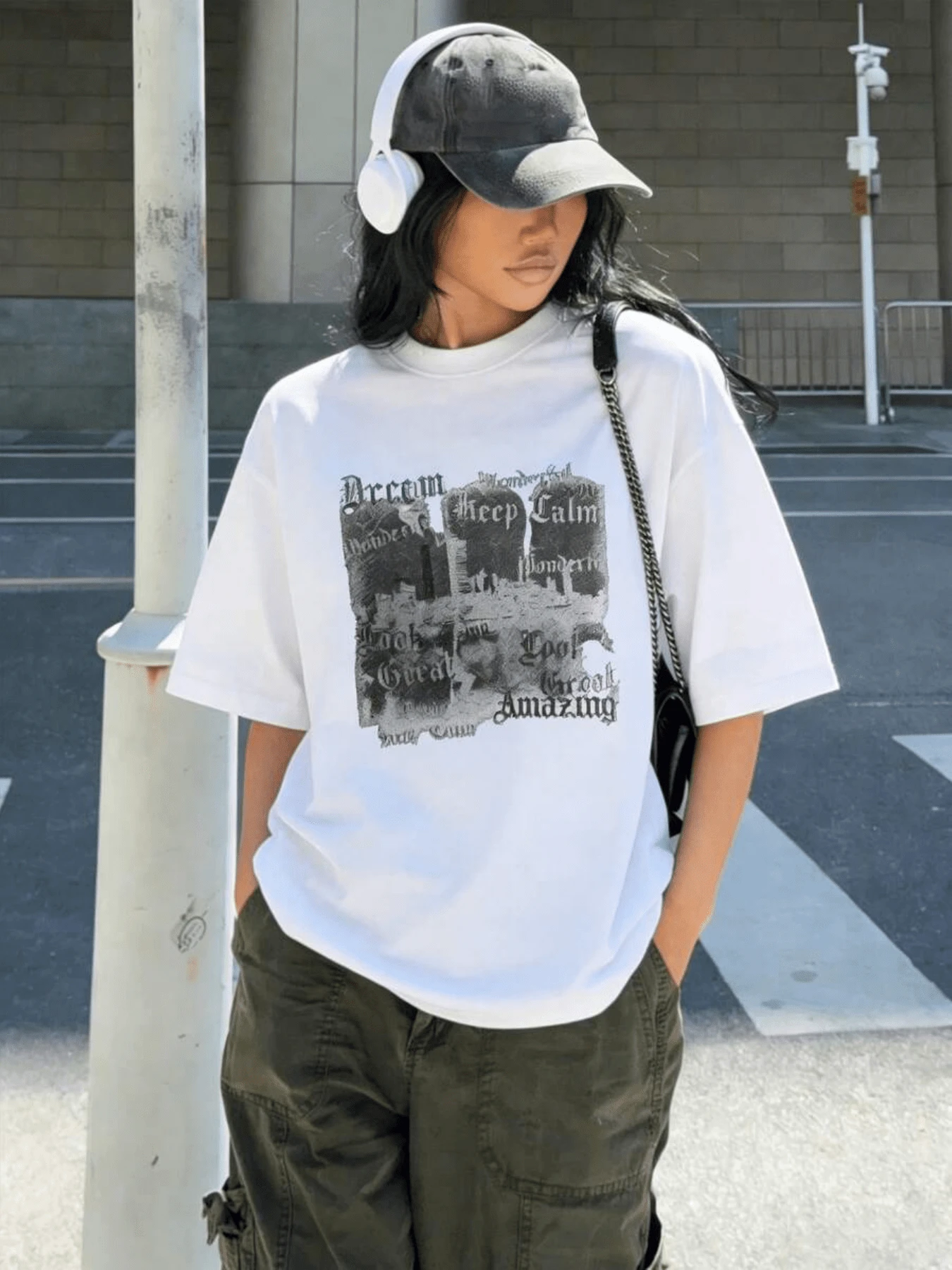 Overlapping Words That Evoke Confidence, Calm, And Dreams With A City In The Background Create A Modern And Urban Feel. Comfortable Casual Women's T-Shirt For Everyday Wear - 白色 - 查看 1