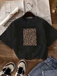 Wild Inspiration With A Leopard-Style Print That Reflects Strength, Elegance, And A Modern Attitude-Perfect For Confident Women. Comfortable Casual Women's T-Shirt For Everyday Wear. - 黑色 - 查看 1