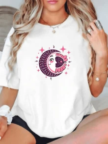 Luna sonriente rodeada de estrellas rosadas que transmite energía positiva y equilibrio espiritual con un toque artístico que resalta la conexión entre la noche y la belleza femenina camiseta de mujer casual moderna cómoda - Blanco - Ver 1