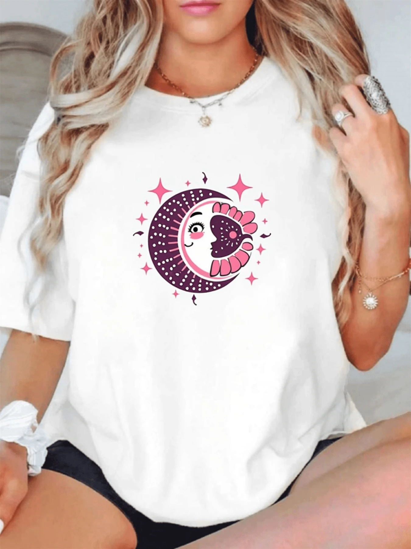 Luna sonriente rodeada de estrellas rosadas que transmite energía positiva y equilibrio espiritual con un toque artístico que resalta la conexión entre la noche y la belleza femenina camiseta de mujer casual moderna cómoda - Blanco - Ver 1