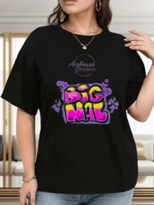 Bold Colors With Large Graffiti-Style Lettering Reflect Modern Energy And A Youthful, Free-Spirited Urban Vibe, With Violet And Yellow Accents. This Comfortable, Casual Women's T-Shirt Is Ideal For Everyday Wear. - 黑色 - 查看 6