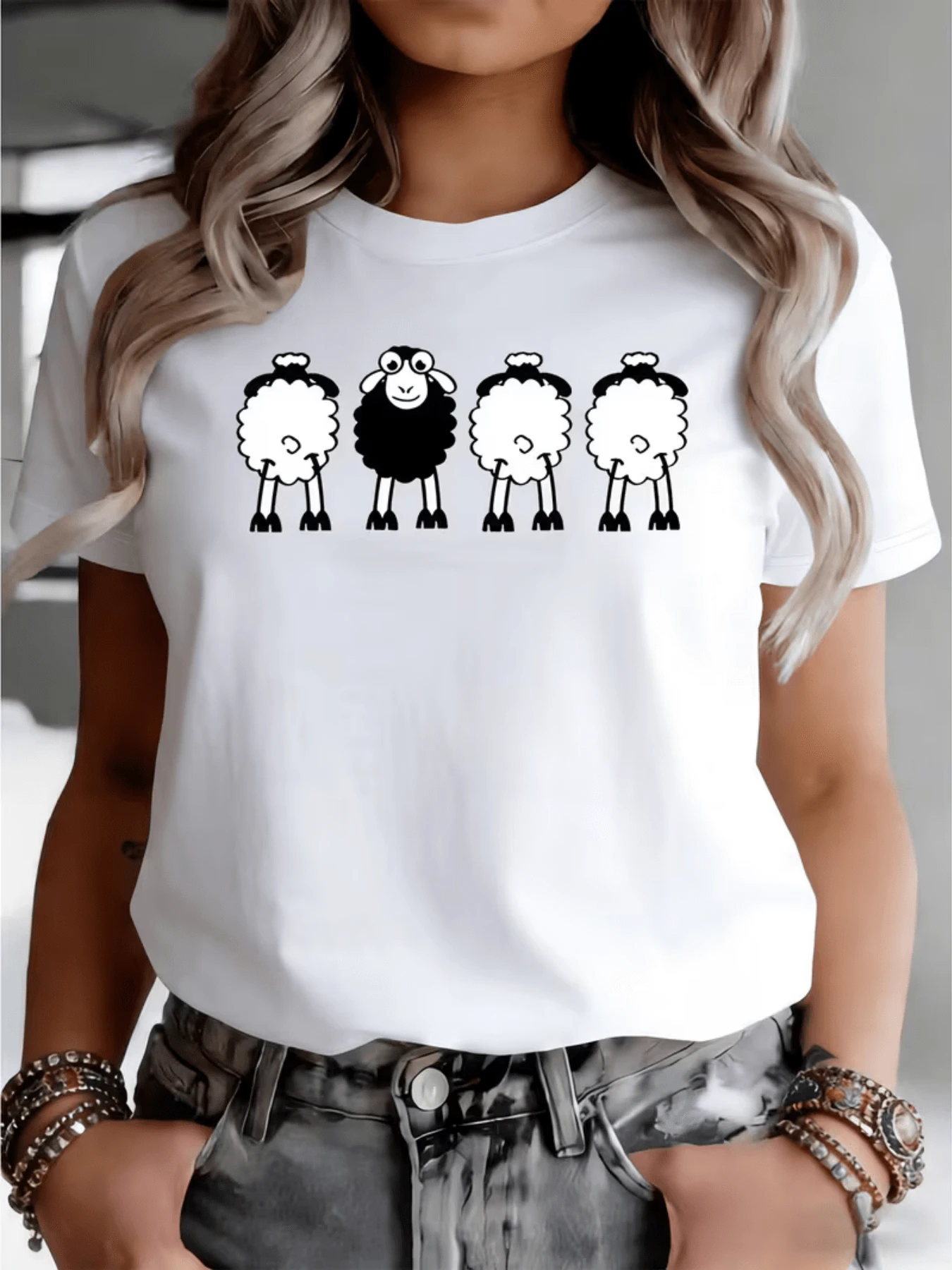 A Group Of White Sheep Next To A Black Sheep In The Center Symbolizes Individuality And The Strength Of Being Different, Conveying A Message Of Confidence And Authenticity. Women's Casual Urban T-Shirt With A Fun, Modern Print - 白色 - 查看 1