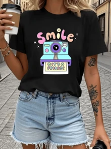 Colorful Camera With A Smile And Cheerful Message Inviting You To Enjoy Friday And The Small Moments Of Happiness; Modern Casual Women's T-Shirt For Urban Strolls - 黑色 - 查看 8
