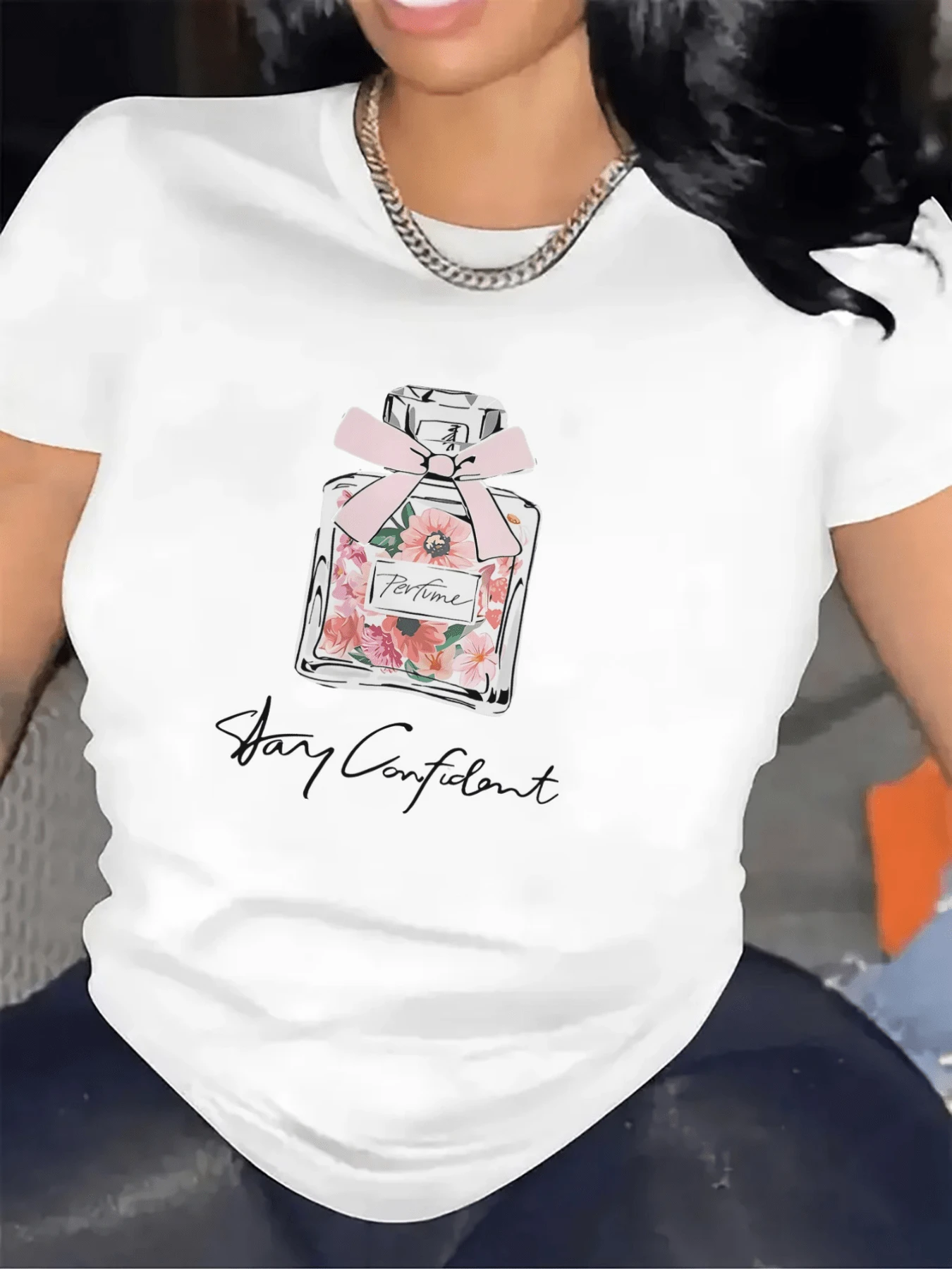 Perfume Bottle With Pink Ribbon And Flowers Symbolizing Femininity, Serenity And Confidence With The Inspirational Phrase "Stay Confident"; Women's Casual, Modern, Comfortable T-Shirt For Everyday Wear - 白色 - 查看 1