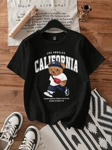 A Walking Bear Wearing A Blue Cap And Carrying A Red Bag Symbolizes A Traveler's Spirit, Freedom, And Confidence In Following Your Dreams. A Comfortable, Casual Women's T-Shirt For Everyday Wear. - 黑色 - 查看 1