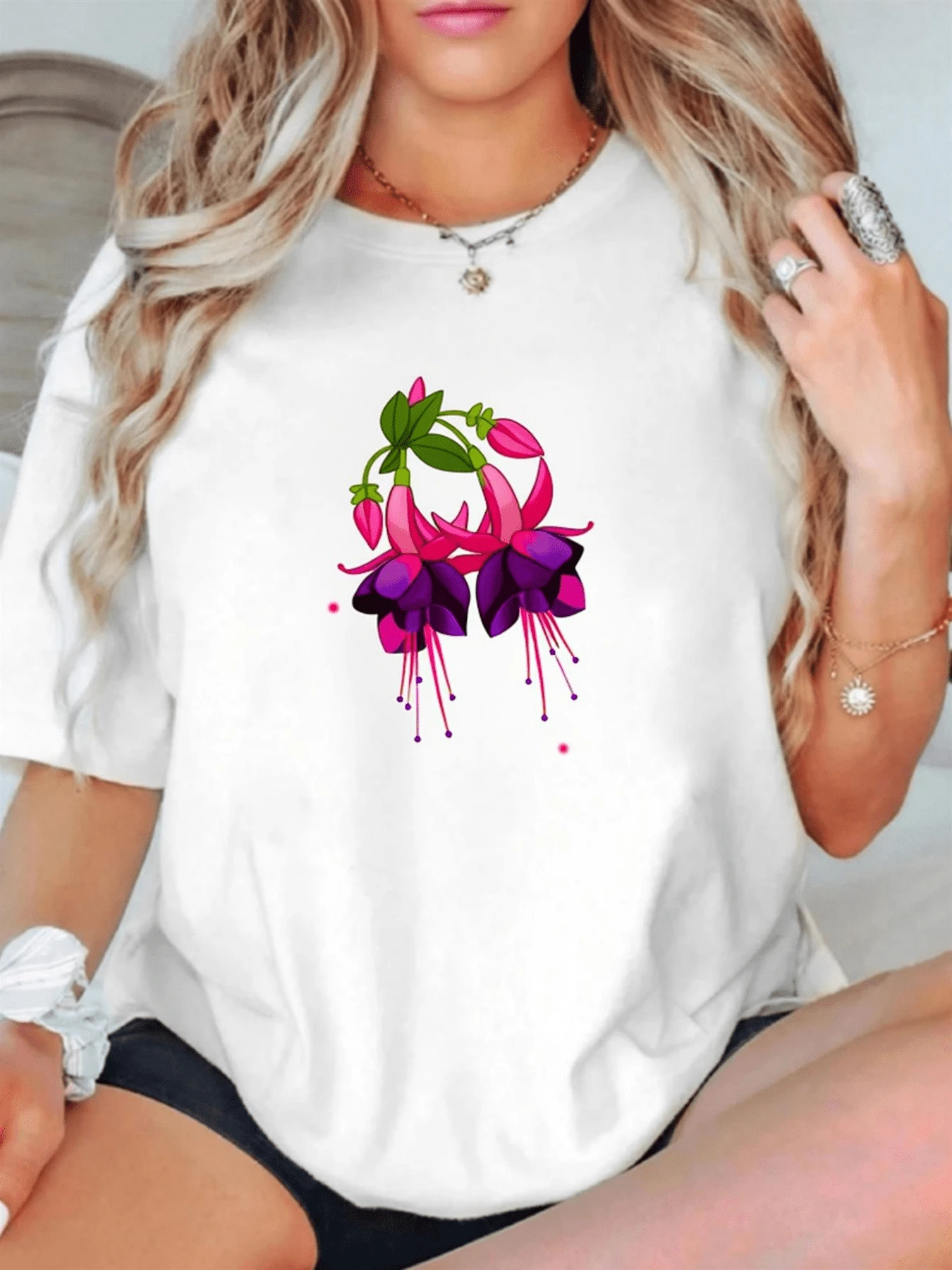 Flores fucsias entrelazadas que simbolizan energía vital y conexión femenina con pétalos vibrantes y tallos verdes transmitiendo alegría y confianza camiseta de mujer casual moderna confortable - Blanco - Ver 1