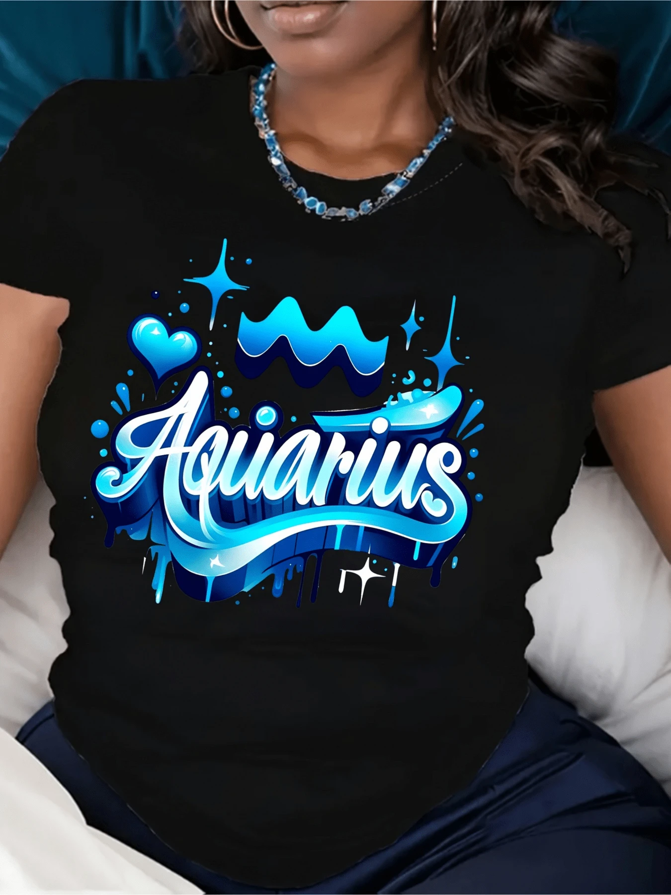 Aquarius Symbols Representing The Energy Of Water, The Flow Of Emotions, And The Connection With The Universe In Bright Blue Tones. Modern And Casual Women's T-Shirt - 黑色 - 查看 1