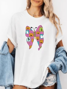 Mariposa colorida formada por pequeños símbolos alegres como fantasmas calabazas rostros sonrientes y signos de fortuna que representan la libertad la transformación y la energía positiva camiseta de mujer casual moderna cómoda para uso diario - Blanco - Ver 6