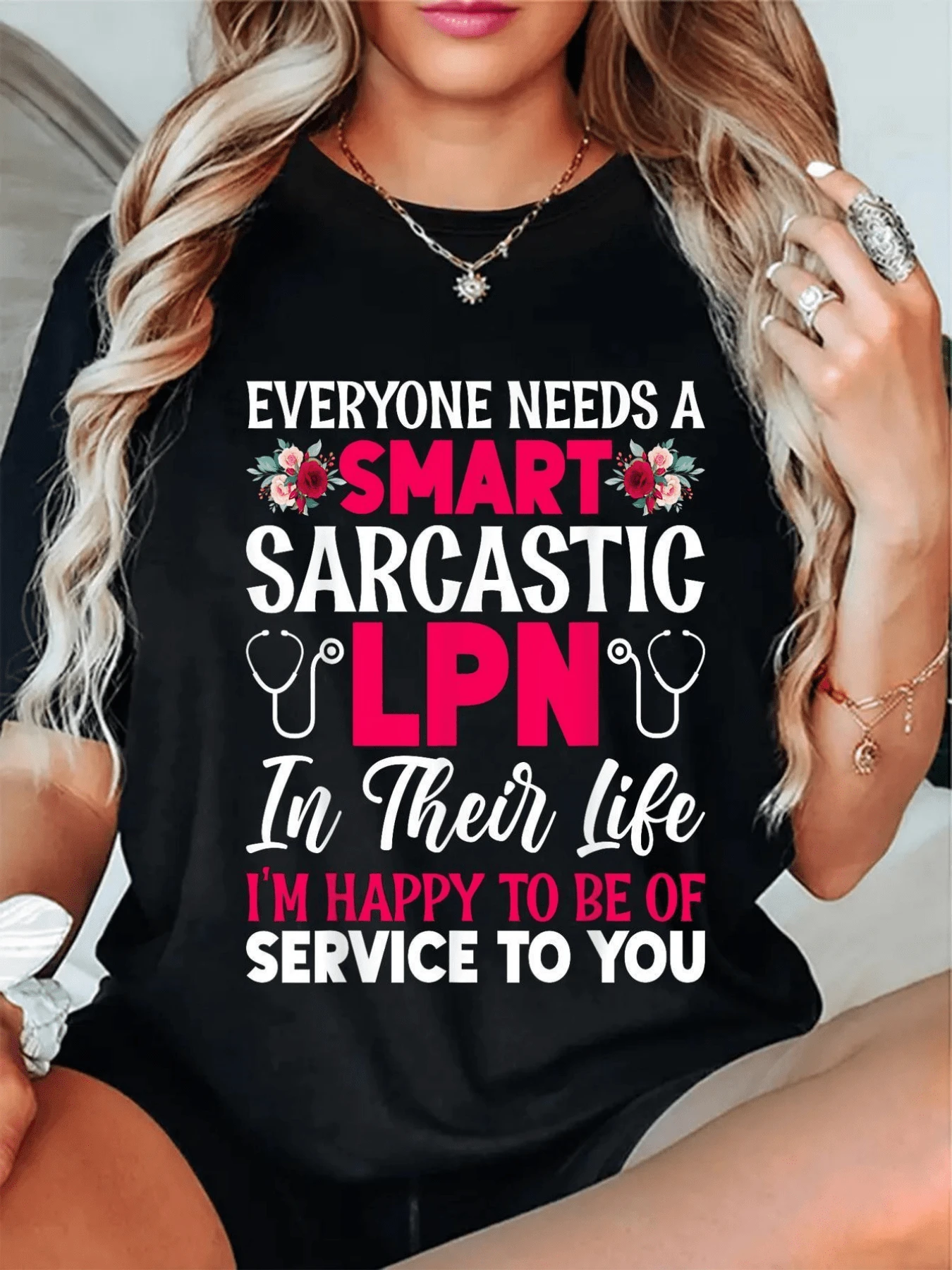 Motivational Text Celebrating The Ingenuity And Dedication Of A Nursing Professional With Floral Details And An Inspiring Message About The Value Of Serving Others. Comfortable Casual Women's T-Shirt For Everyday Wear. - 黑色 - 查看 1