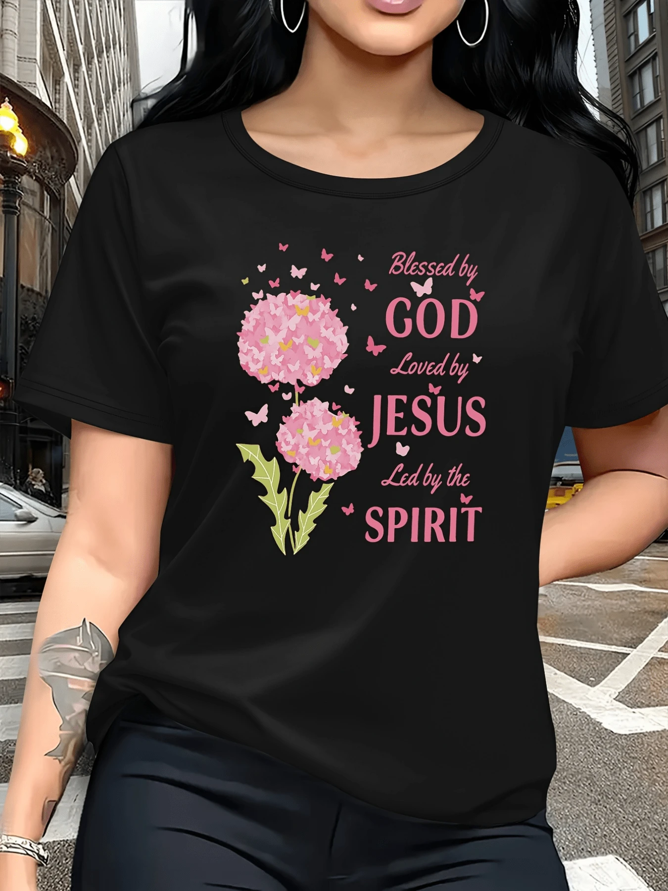 Flores rosadas con mariposas que expresan fe ternura y la bendición de sentirse amada y guiada por una fuerza divina camiseta de mujer cómoda y moderna para uso diario - Negro - Ver 1