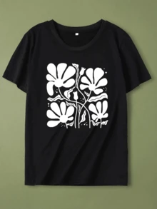 Large White Flowers That Appear To Grow From Soft Roots Symbolize Natural Energy And Inner Renewal Against A Dark Background, Creating An Elegant Contrast. This Modern, Comfortable, Casual Women's T-Shirt Is Perfect For Everyday Wear. - 黑色 - 查看 1