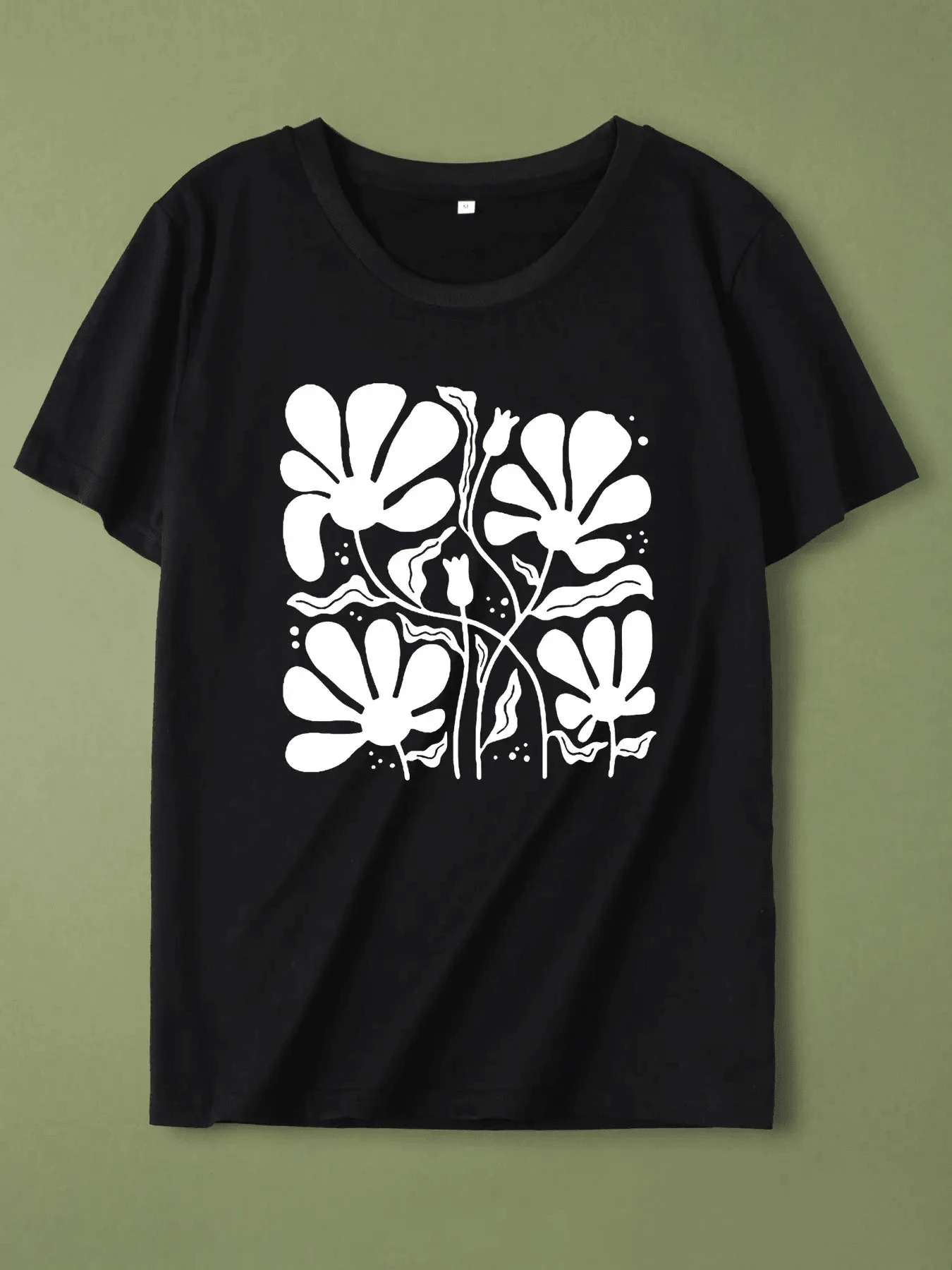 Large White Flowers That Appear To Grow From Soft Roots Symbolize Natural Energy And Inner Renewal Against A Dark Background, Creating An Elegant Contrast. This Modern, Comfortable, Casual Women's T-Shirt Is Perfect For Everyday Wear. - 黑色 - 查看 1