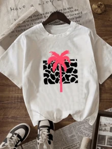 Palmera rosada destacando sobre fondo animal print evocando energía tropical y frescura veraniega para espíritus libres camiseta de mujer casual moderna y cómoda - Blanco - Ver 1