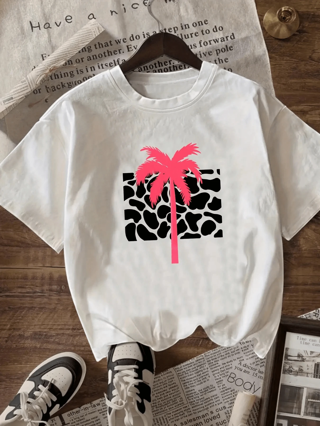 Palmera rosada destacando sobre fondo animal print evocando energía tropical y frescura veraniega para espíritus libres camiseta de mujer casual moderna y cómoda - Blanco - Ver 1