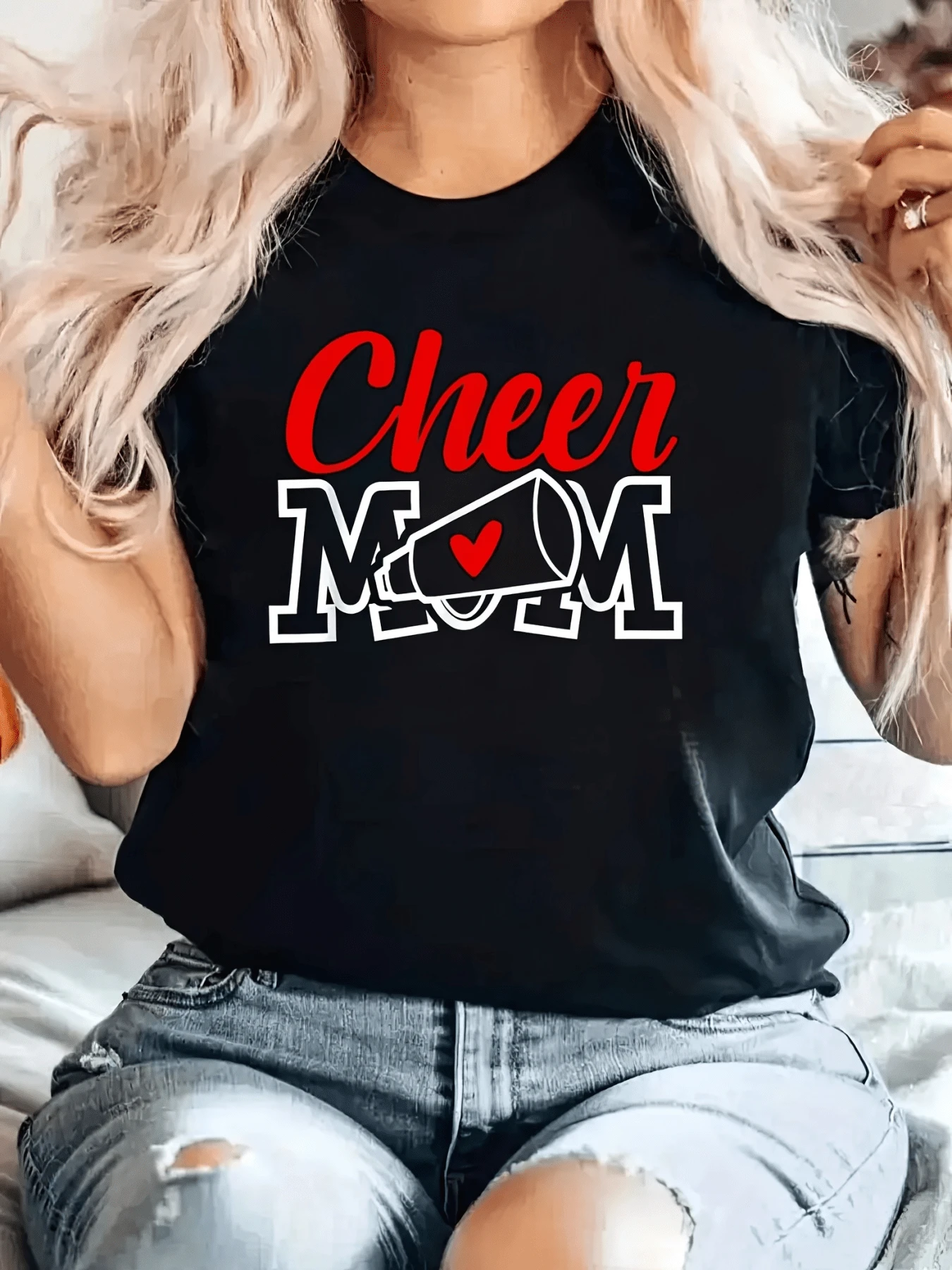 Text In Red And White Letters Expressing A Mother's Pride And Support For Her Daughter In Cheerleading Activities, Showing Positive Energy With A Heart Symbol And Megaphone. Women's Casual Modern Comfortable T-Shirt For Everyday Wear - 黑色 - 查看 1