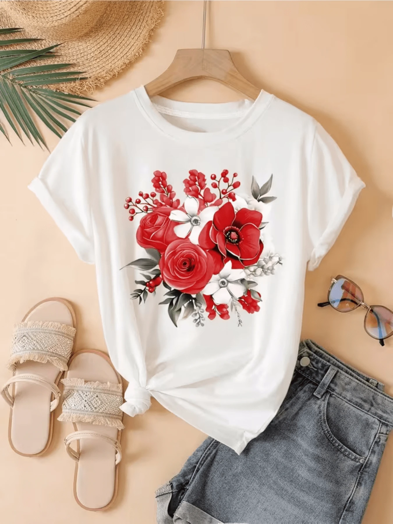 Bouquet Of Red And White Flowers Symbolizing Love, Joy, And Vital Energy With Green Leaves Representing Freshness And Balance. Casual, Comfortable, And Modern Women's T-Shirt For Everyday Wear. - 白色 - 查看 1