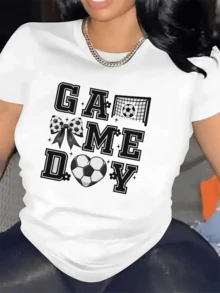 Soccer Ball With Net And Heart That Inspires Passion For The Sport And Positive Energy In Every Game. Comfortable Casual Women's T-Shirt For Soccer Fans. - 白色 - 查看 1