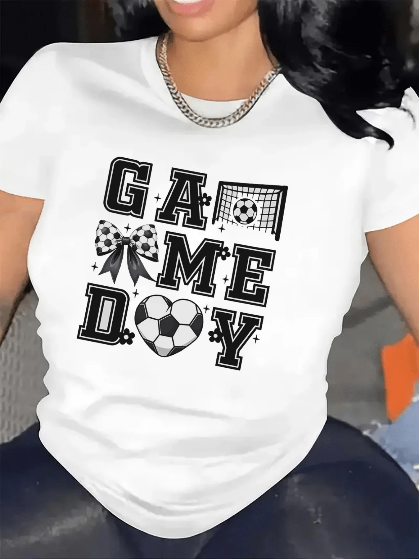 Soccer Ball With Net And Heart That Inspires Passion For The Sport And Positive Energy In Every Game. Comfortable Casual Women's T-Shirt For Soccer Fans. - 白色 - 查看 1