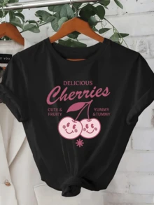 Two Smiling Cherries Convey Sweetness, Joy, And Positive Energy With Fun Phrases That Evoke Freshness And Tenderness. A Modern, Casual Women's T-Shirt Perfect For Youthful And Comfortable Looks. - 黑色 - 查看 1