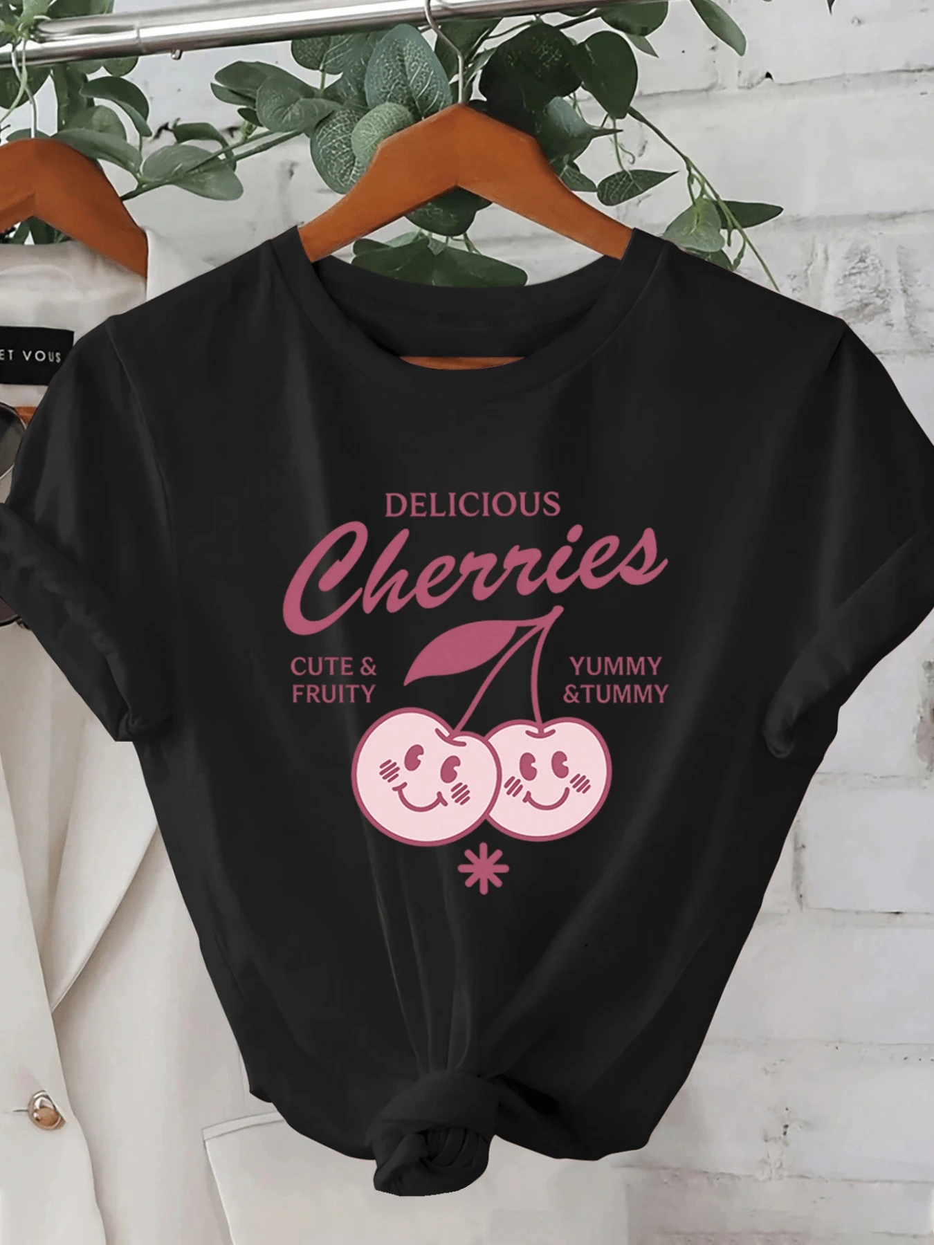 Two Smiling Cherries Convey Sweetness, Joy, And Positive Energy With Fun Phrases That Evoke Freshness And Tenderness. A Modern, Casual Women's T-Shirt Perfect For Youthful And Comfortable Looks. - 黑色 - 查看 1