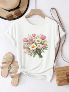 A Bouquet Of Pink Tulips And White Daisies Symbolizing Joy, Freshness, And Sweetness In Each Petal, Highlighting Natural Feminine Beauty. A Comfortable, Modern, Casual Women's T-Shirt. - 白色 - 查看 8