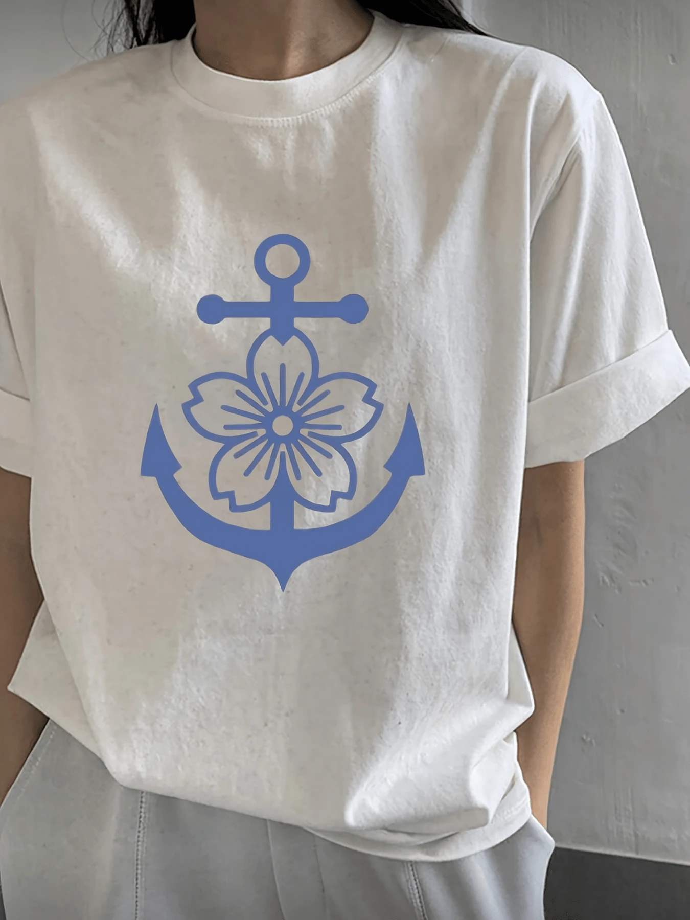 A Blue Anchor Joined To A Flower Symbolizes Inner Strength And Harmony Of The Soul Amidst The Movement Of The Sea, Conveying Serenity And Beauty. A Comfortable, Casual Women's T-Shirt For Everyday Wear. - 白色 - 查看 1