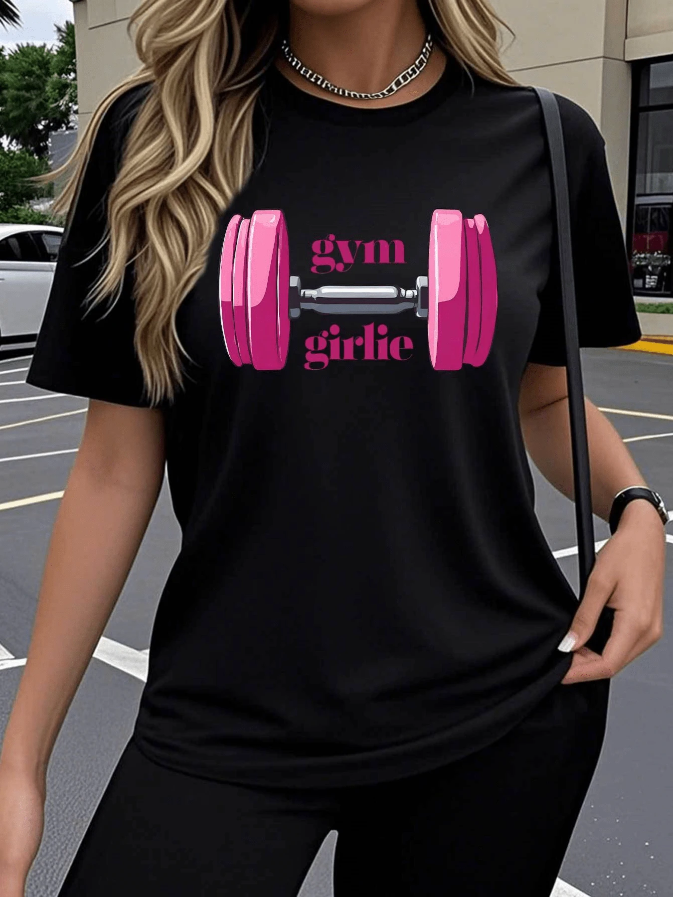 An Illustration Showing A Bright Pink Dumbbell With The Phrase "Gym Girlie" Symbolizes Feminine Strength, Motivation, And Passion For Exercise. Ideal For Active And Confident Women. Comfortable, Modern Casual Women's T-Shirt - 黑色 - 查看 1