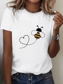 A Bee Flying Happily, Leaving A Heart-Shaped Trail That Symbolizes Sweetness, Optimism, And Love Of Nature. A Comfortable And Modern Casual T-Shirt For Young Women. - 白色 - 查看 8