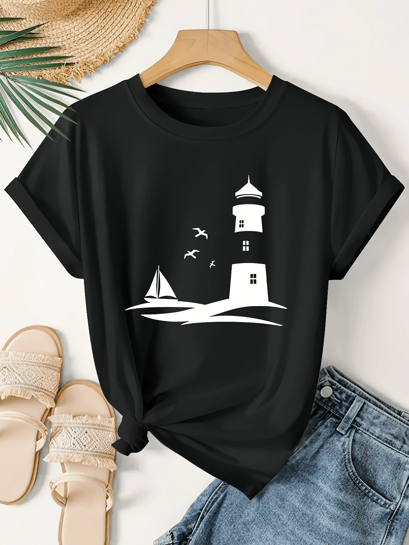Faro brillante junto al mar con gaviotas volando sobre una vela solitaria que simboliza libertad calma y esperanza en nuevos horizontes camiseta de mujer casual cómoda para uso diario - Negro - Ver 1