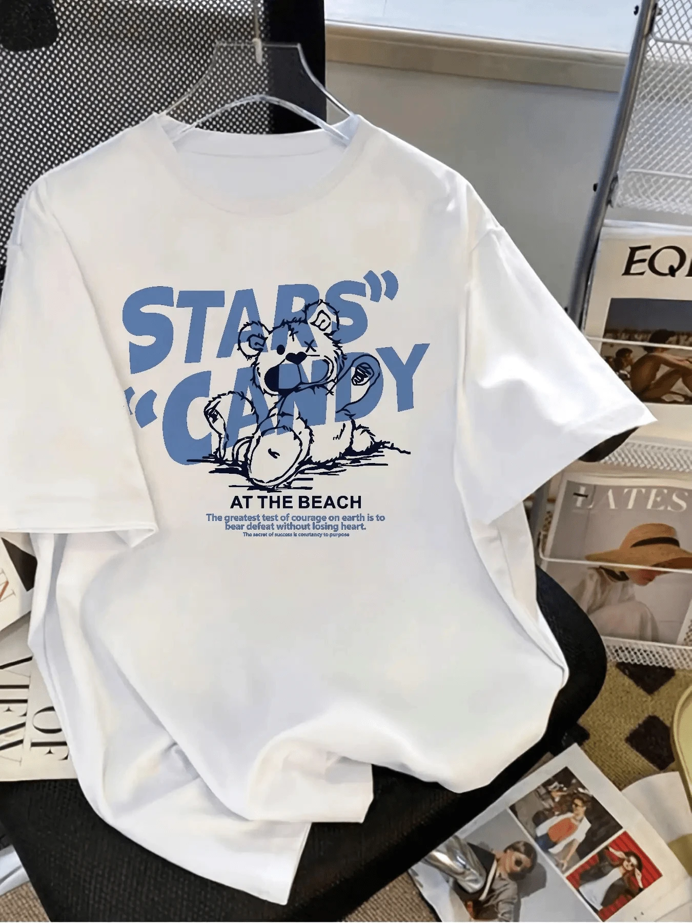 Osito de peluche relajado junto al mar con texto inspirador sobre valentía y esperanza frente a los retos transmite ternura y optimismo camiseta de mujer cómoda ideal para uso diario - Blanco - Ver 1