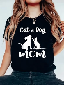 Silhouette Of A Dog And A Cat Sitting Face To Face In An Affectionate Gesture Symbolizing The Love And Bond Between Pets And Their Owner. Women's T-Shirt With The Message "Cat & Dog Mom," Casual And Modern. - 黑色 - 查看 6