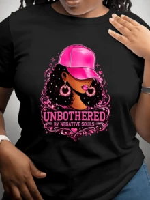 Portrait Of A Woman With Curly Hair And A Pink Cap Symbolizing Confidence, Freedom, And Positive Energy, Surrounded By Pink Sparkles. Casual, Comfortable, And Modern Women's T-Shirt For Everyday Wear. - 黑色 - 查看 1