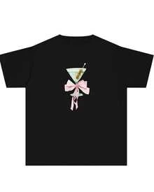 A Cocktail Glass With Balanced Olives, Adorned With A Pink Ribbon, Symbolizes Elegance And Joy For Free Spirits. A Modern, Elegant, Casual Women's T-Shirt. - 黑色 - 查看 1