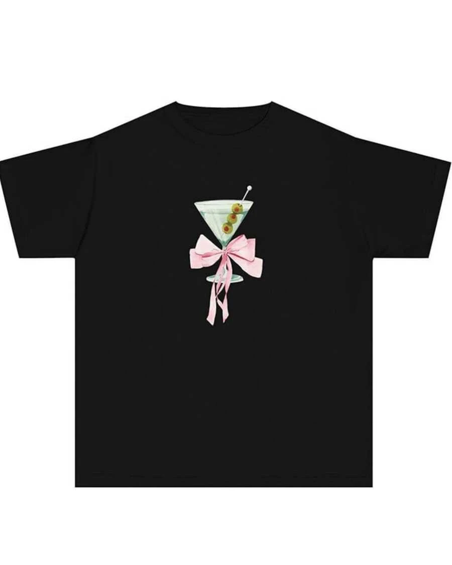 A Cocktail Glass With Balanced Olives, Adorned With A Pink Ribbon, Symbolizes Elegance And Joy For Free Spirits. A Modern, Elegant, Casual Women's T-Shirt. - 黑色 - 查看 1