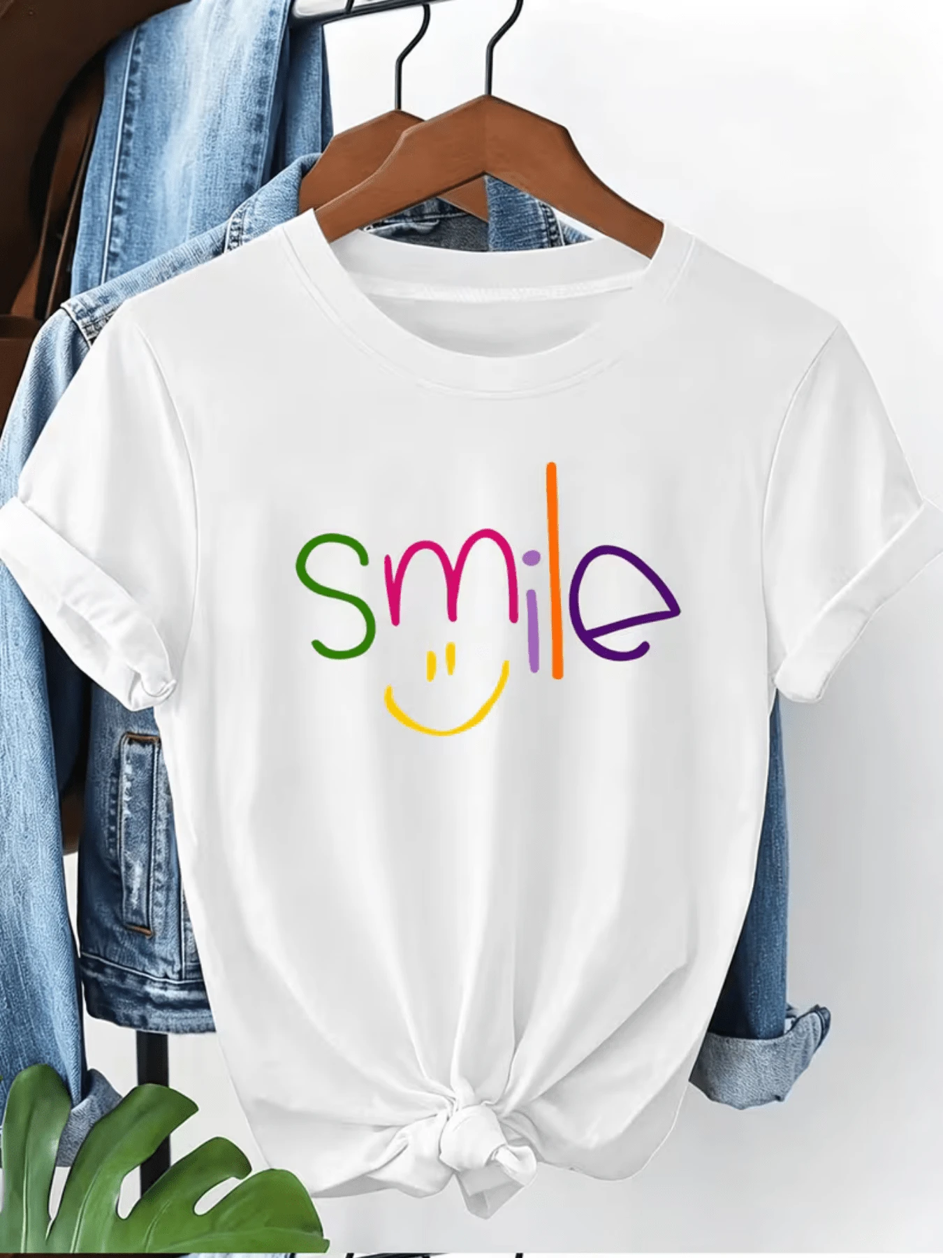 Sonrisa con letras coloridas que transmiten alegría energía positiva y motivación para enfrentar cada día con optimismo y bondad camiseta de mujer casual cómoda para uso diario - Blanco - Ver 1